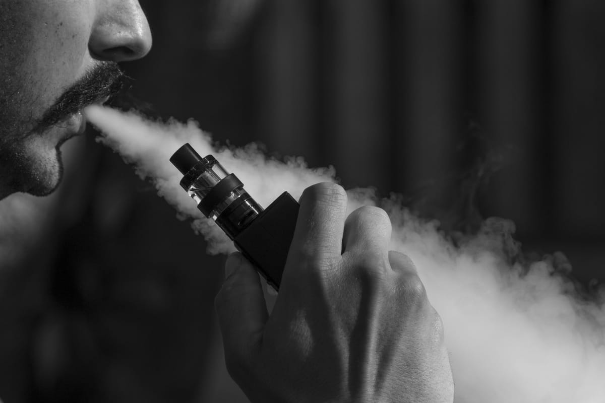 El vaping 'bombea' sustancias cancerígenas a los pulmones