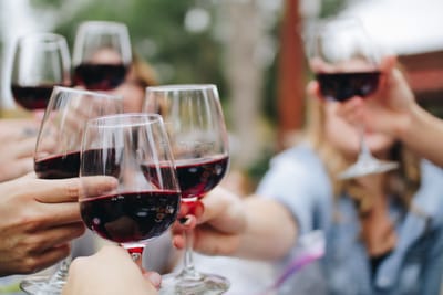 El vino tinto podría proteger tu salud bucal