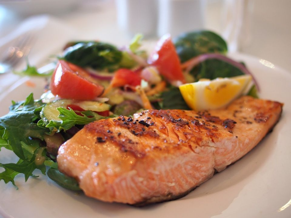 Come pescado dos veces por semana para evitar la enfermedad cardíaca, dicen los expertos