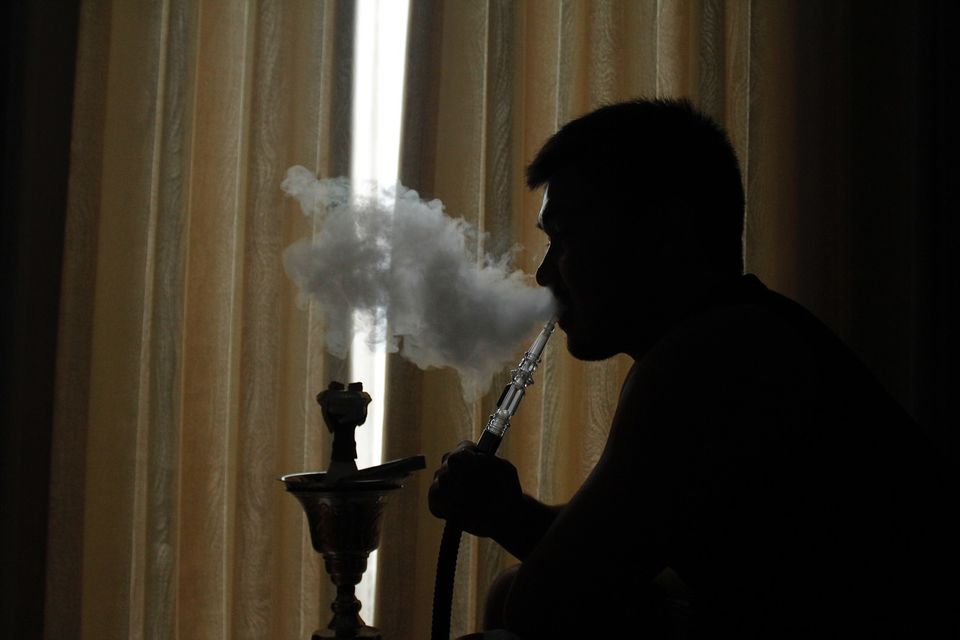 ¿Cuáles son los riesgos para la salud al fumar hookah?