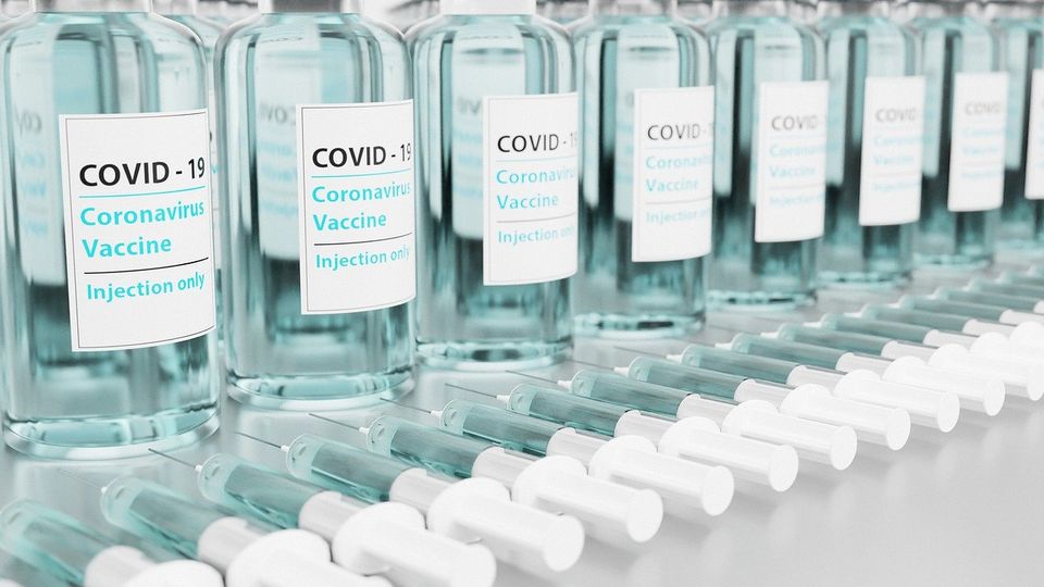Vacuna Sputnik V COVID-19: ¿Cuánto sabemos sobre sus efectos secundarios?